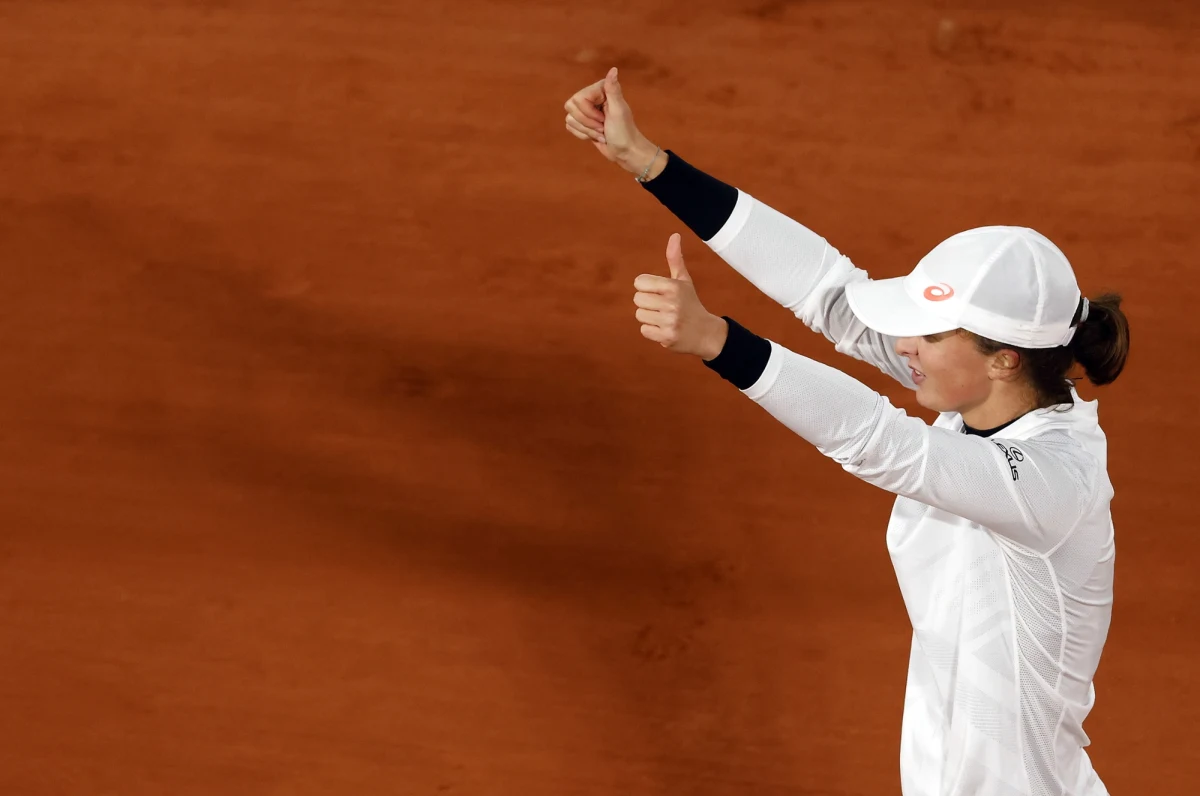 Tenisistki Iga Świątek i Nicole Melicher z USA pokonały Amerykanki Asię Muhammad i Jessicę Pegulę 6:3, 6:4 w ćwierćfinale debla French Open. Polka wczoraj w Paryżu po raz pierwszy w karierze awansowała zaś do wielkoszlemowego półfinału w singlu.