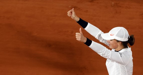 Tenisistki Iga Świątek i Nicole Melicher z USA pokonały Amerykanki Asię Muhammad i Jessicę Pegulę 6:3, 6:4 w ćwierćfinale debla French Open. Polka wczoraj w Paryżu po raz pierwszy w karierze awansowała zaś do wielkoszlemowego półfinału w singlu.