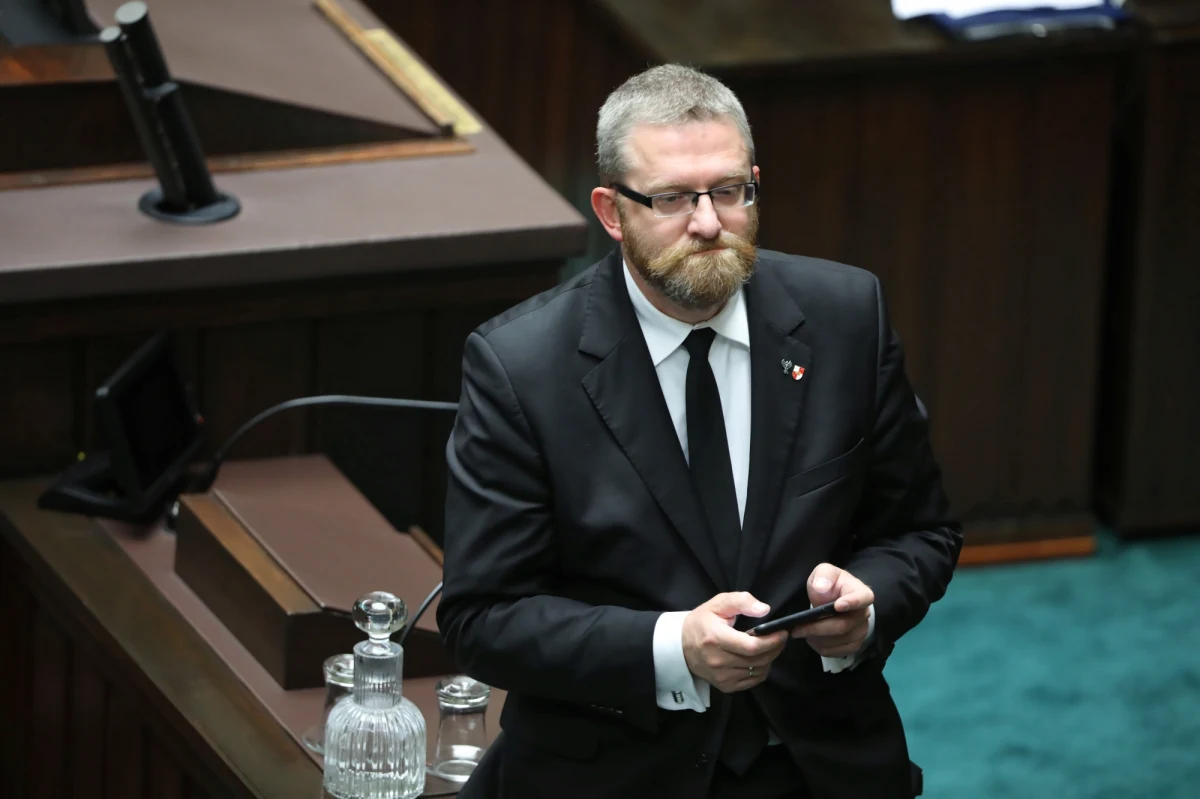 Ogłoszeniem przerwy i zwołaniem Konwentu Seniorów skończyło się zamieszanie na trybunie sejmowej, którego sprawcą był Grzegorz Braun (Konfederacja). Poseł nie miał założonej maseczki.