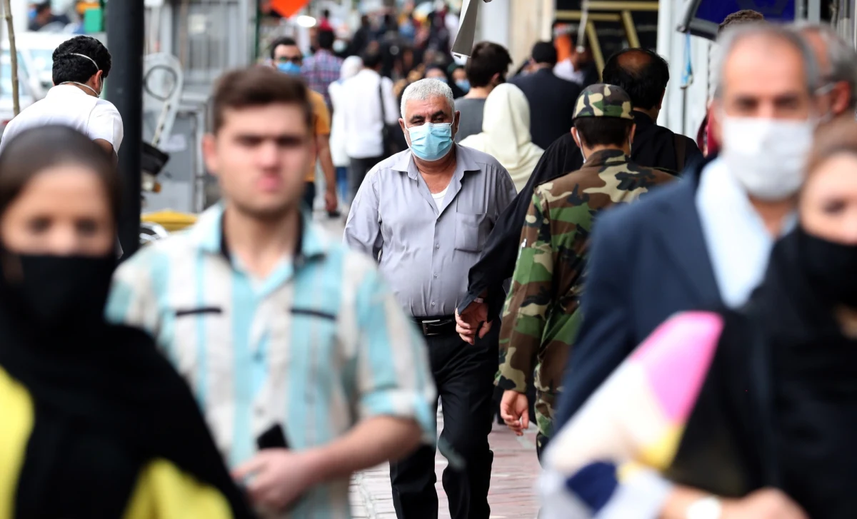 Ponad połowa Polaków boi się zakażenia koronawirusem - tak mówią wyniki sondażu, przeprowadzonego przez United Surveys dla RMF FM i "Dziennika Gazety Prawnej". 22,3 procent ankietowanych przyznało, że "zdecydowanie" boi się zakażenia, a 36,1 procent stwierdziło, że "raczej" się go boi. Równocześnie - jak wynika z sondażu - 30,7 procent z nas nie zamierza zaszczepić się przeciwko koronawirusowi, kiedy już taka szczepionka będzie dostępna. Większość uważa także, że szczepienie przeciwko SARS-CoV-2 nie powinno być obowiązkowe.