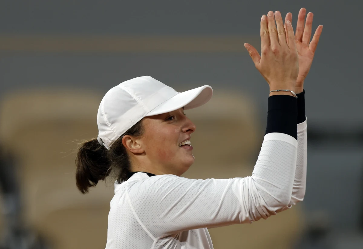 Iga Świątek przyznała, że podczas wygranego ćwierćfinału debla w wielkoszlemowym French Open, zaczęła odczuwać zmęczenie związane ze startem w dwóch konkurencjach. "Ale na półfinał singla będę gotowa" - zapewniła tenisistka. Polka Iga Świątek i Amerykanka Nicole Melichar wywalczyły awans do półfinału debla French Open. 19-letnia zawodniczka z Raszyna zapewniła sobie również występ w tej samej fazie rywalizacji w singlu. 