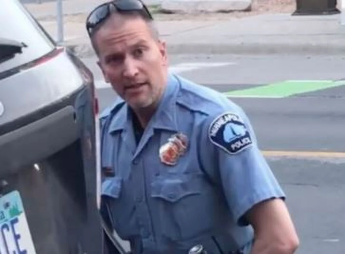 Derek Chauvin, były policjant z Minneapolis, który klęcząc na szyi George’a Floyda doprowadził do jego śmierci, został wypuszczony z aresztu po wpłaceniu kaucji wysokości miliona dolarów. Jego proces ma rozpocząć się w marcu przyszłego roku. 