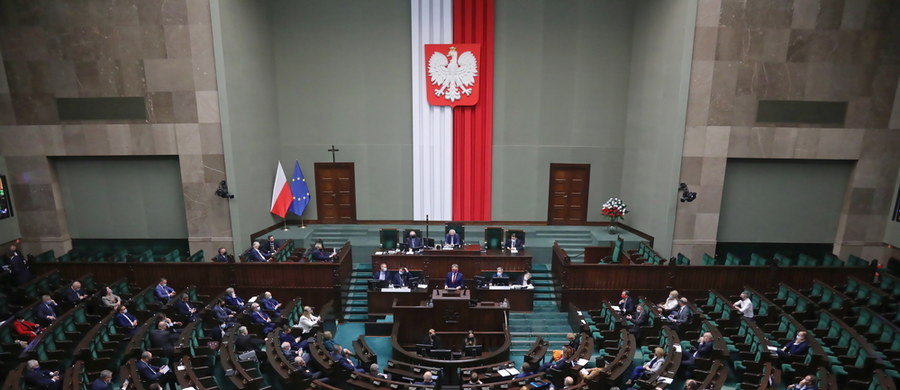 Sejm znowelizował w środę wieczorem tegoroczną ustawę budżetową podnosząc deficyt do kwoty 109,3 mld zł. Wprowadzono nieliczne poprawki, zgłoszone przez PiS w drugim czytaniu. Za uchwaleniem ustawy głosowało 232 posłów, 218 było przeciw, a jeden wstrzymał się od głosu. Teraz nowelą budżetu na 2020 r. zajmie się Senat.