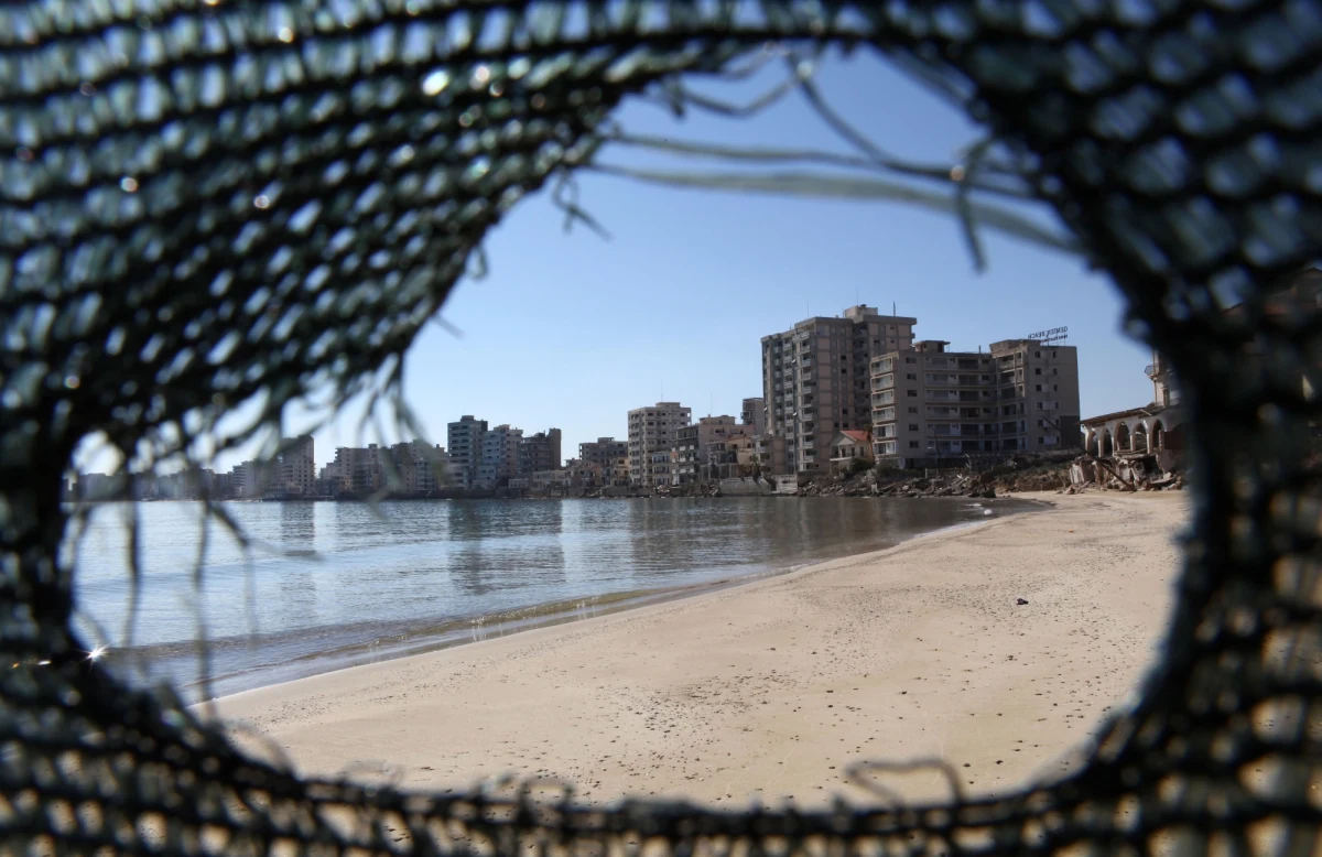 Władze Cypru Północnego zapowiedziały, że na nowo otworzą plażę w opuszczonym kurorcie Warosia. Zamieszkujący miejscowość Grecy cypryjscy opuścili ją w 1974 roku po inwazji Turcji. Decyzję skrytykowały Republika Cypryjska, Grecja i Rosja.