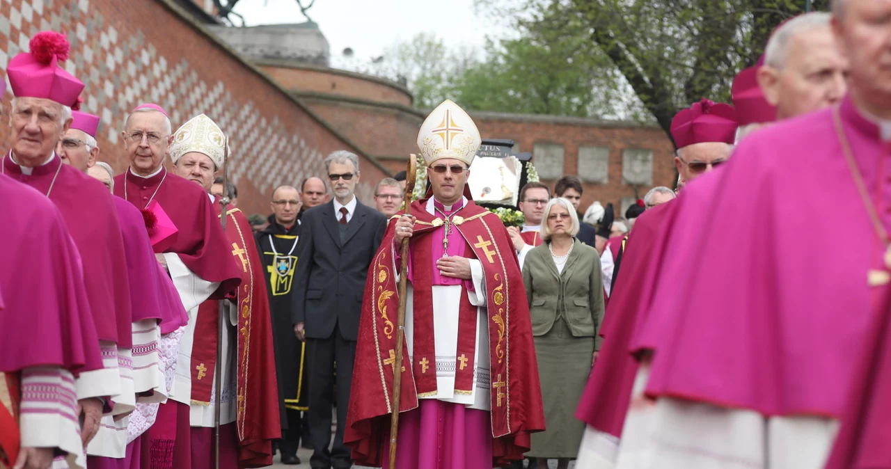 Procesja ku czci św. Stanisława z Wawelu na Skałkę, w centrum kadru Prymas Polski abp Wojciech Polak