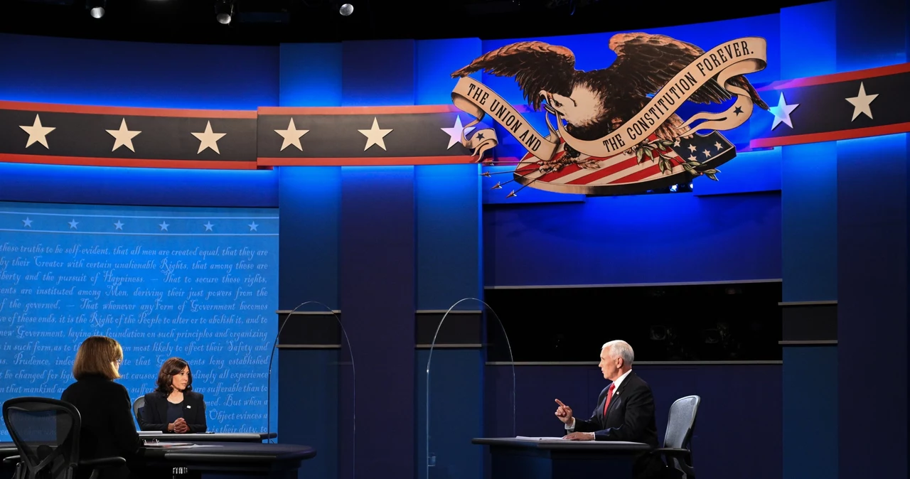 Kamala Harris i Mike Pence podczas debaty wiceprezydenckiej w USA