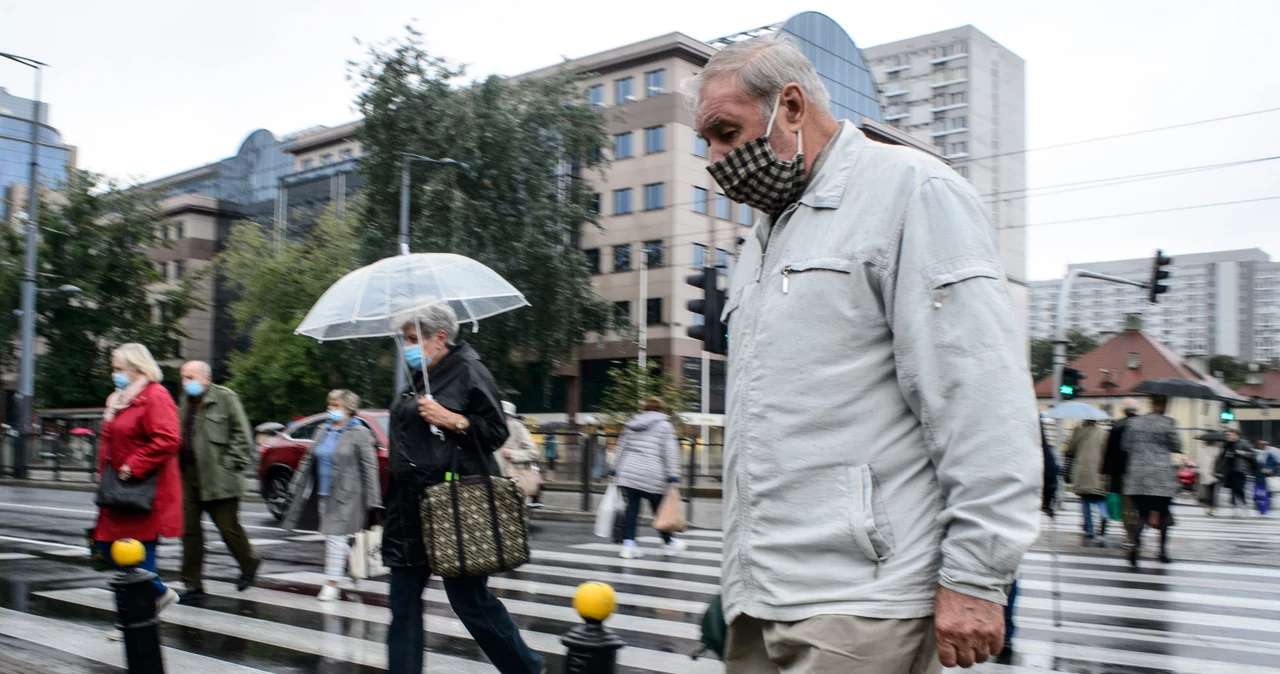 Ludzie w maseczkach na ulicach Warszawy