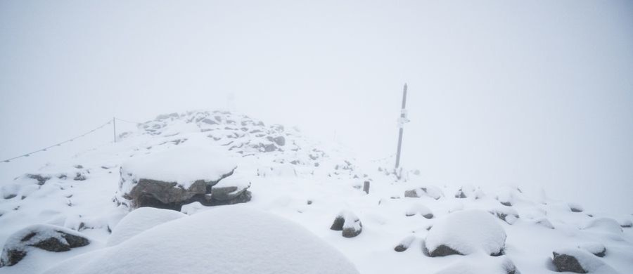 W Tatry zawitała właśnie zima. Na Kasprowym Wierchu w nocy spadł śnieg. Szczyty powyzej 1800 metrów nad poziomem morza sa białe.