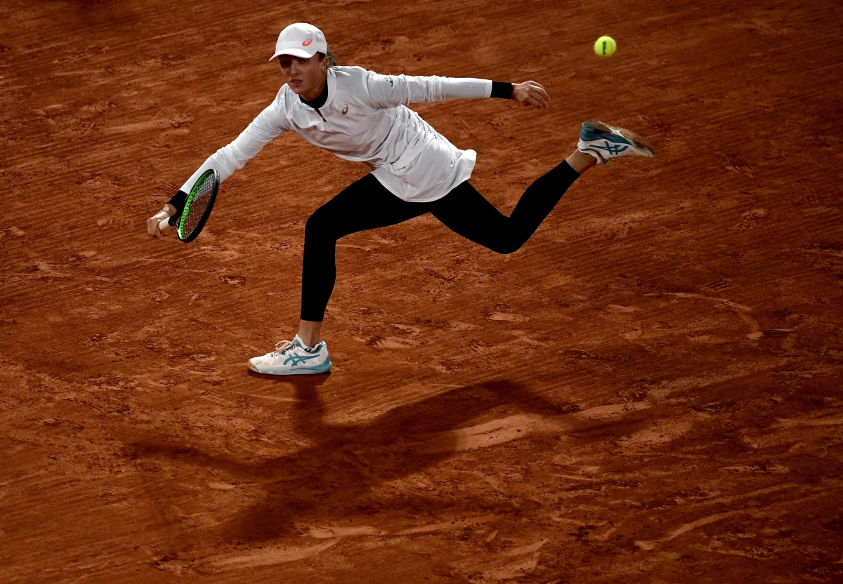 To emocjonujący dzień dla kibiców - nie tylko tenisa - w Polsce: Iga Świątek powalczy dzisiaj o finał wielkoszlemowego French Open! W popołudniowym półfinale 19-letnia Polka zmierzy się z inną rewelacją tegorocznej edycji imprezy na kortach im. Rolanda Garrosa: argentyńską kwalifikantką Nadią Podoroską. Świątek wyjdzie na kort po serii meczów dzień po dniu - w Paryżu rywalizuje bowiem również w deblu. Wczoraj, tuż po awansie do półfinału debla, przyznała, że "zaczyna być zmęczona". "Ale na półfinał singla będę gotowa" - zapewniła natychmiast.