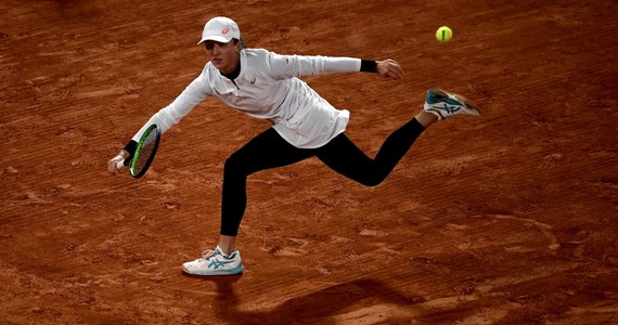 To emocjonujący dzień dla kibiców - nie tylko tenisa - w Polsce: Iga Świątek powalczy dzisiaj o finał wielkoszlemowego French Open! W popołudniowym półfinale 19-letnia Polka zmierzy się z inną rewelacją tegorocznej edycji imprezy na kortach im. Rolanda Garrosa: argentyńską kwalifikantką Nadią Podoroską. Świątek wyjdzie na kort po serii meczów dzień po dniu - w Paryżu rywalizuje bowiem również w deblu. Wczoraj, tuż po awansie do półfinału debla, przyznała, że "zaczyna być zmęczona". "Ale na półfinał singla będę gotowa" - zapewniła natychmiast.