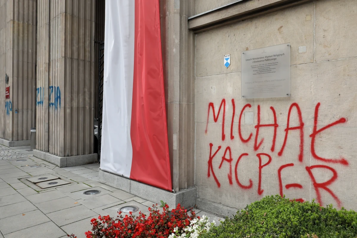 Jedna osoba została zatrzymana ws. napisów, które pod koniec września pojawiły się na gmachu resort edukacji. To aktywistka kolektywu "Stop Bzdurom". 