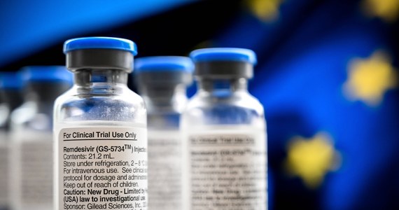 Komisja Europejska podpisała nowy kontrakt z amerykańską firmą Gilead, jedynym producentem Remdesiviru - leku stosowanego w terapii chorych na Covid-19, którzy wymagają podawania tlenu. Firma ma dostarczyć do Europy 3 miliony sztuk leku. Polski resort zdrowia nie ujawnia na razie, ile sztuk z tej puli trafi do naszego kraju.