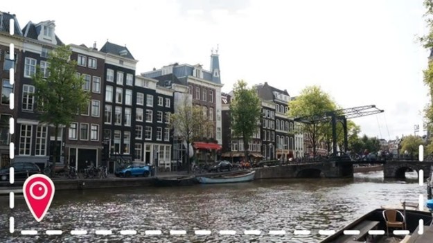 Amsterdam przez stulecia był europejskim oknem na świat. To miasto kojarzone z wolnością i otwartością. Żyje tu około 820 tysięcy ludzi ponad 170 narodowości. Innym popularnym skojarzeniem ze stolicą Holandii są z pewnością rowery, których w mieście jest więcej niż mieszkańców. Dwie trzecie społeczności miasta codziennie korzysta z dwóch kółek. Szacuje się, że co roku aż 25 000 rowerów w wyniku różnych wypadków znika w wodach amsterdamskich kanałów. No właśnie! Kanały to kolejna wizytówka miasta. Sieć ma ponad 100 km, a przerzucono nad nimi 1281 mostów, czyli więcej niż w Wenecji. Zapraszamy na wspólną wycieczkę po tym wyjątkowym mieście i odkrycia kilku z jego sekretów…