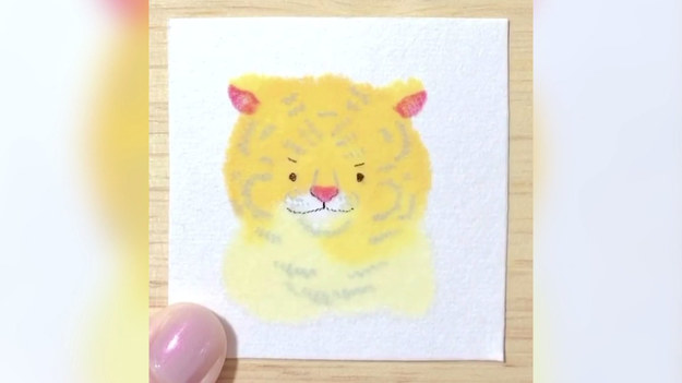 Ayae Suzuki z Japonii podbiła internet swoimi akwarelami. Kobieta maluje różne zwierzęta. Połączenie małych rozmiarów obrazka i swoistego uroku, bajkowości, którą artystka przydaje bohaterom sprawia, że jej prace ogląda się z przyjemnością. Teraz możemy zobaczyć sam proces twórczy! Spójrzcie