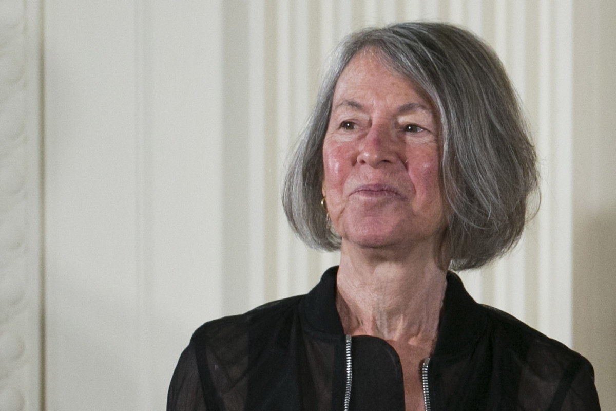 Louise Glück została nagrodzona tegoroczną Nagrodą Noblą z literatury. To 77-letnia amerykańska poetka i eseistka, laureatka najważniejszych nagród literackich w Stanach Zjednoczonych, w tym między innymi Pulitzera.