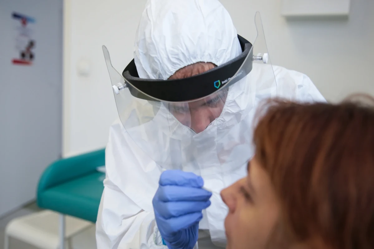 Nawet do pięciu godzin muszą czekać karetki w Krakowie, by przekazać chorych z Covid-19 na szpitalny oddział. Dramatyczna sytuacja panuje nie tylko w stolicy regionu, ale także w całej Małopolsce. Pojawił się przypadek oczekiwania 9 godzin przed Szpitalnym Oddziałem Ratunkowym (SOR) w jednej z małopolskich miejscowości. 