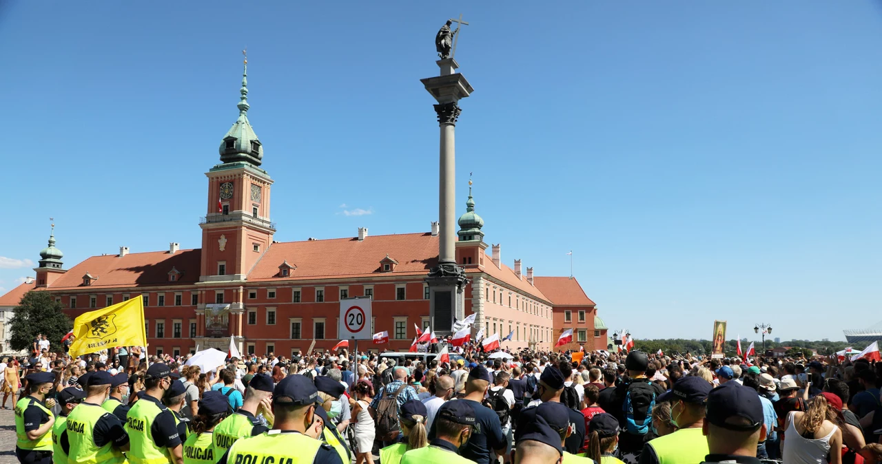 Na zdj. manifestacja "Stop Pandemii" na Placu Zamkowym w Warszawie (16.08.2020)