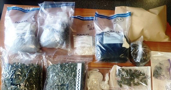 Osiem osób zostało zatrzymanych przez policjantów za posiadanie narkotyków. Funkcjonariusze zabezpieczyli ponad 6 kg różnego rodzaju środków odurzających oraz blisko 1500 sztuk tabletek extasy, a także około 274 tys. złotych w gotówce. 