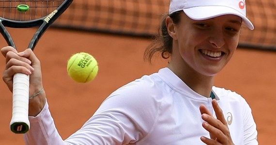 Iga Świątek pokonała argentyńską kwalifikantkę Nadię Podoroską 6:2, 6:1 i awansowała do finału turnieju French Open. 19-letnia polska tenisistka po raz pierwszy w karierze wystąpi w decydującym meczu w Wielkim Szlemie. Rywalką Polki w sobotnim finale będzie rozstawiona z numerem czwartym Amerykanka Sofia Kenin.