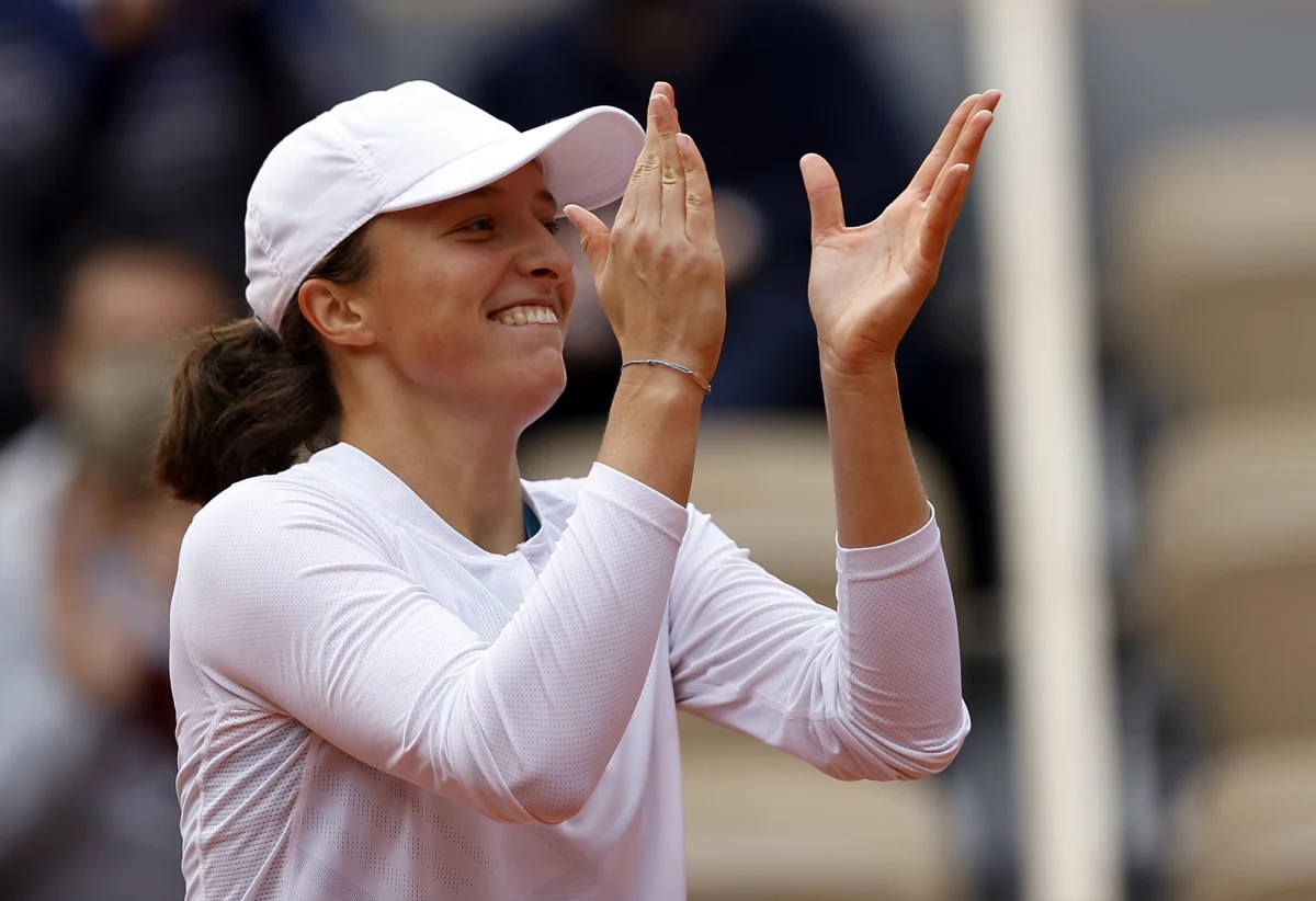 Iga Świątek przyznała, że jest nieco zaskoczona swoją postawą w tegorocznym French Open. "Z drugiej strony wiedziałam, że jeśli będę w wielkoszlemowym finale, to właśnie tu" - podkreśliła 19-letnia tenisistka, która po raz pierwszy w karierze zagra w meczu o tytuł tej rangi. Świątek pokonała argentyńską kwalifikantkę Nadię Podoroską 6:2, 6:1 i awansowała do finału turnieju French Open.