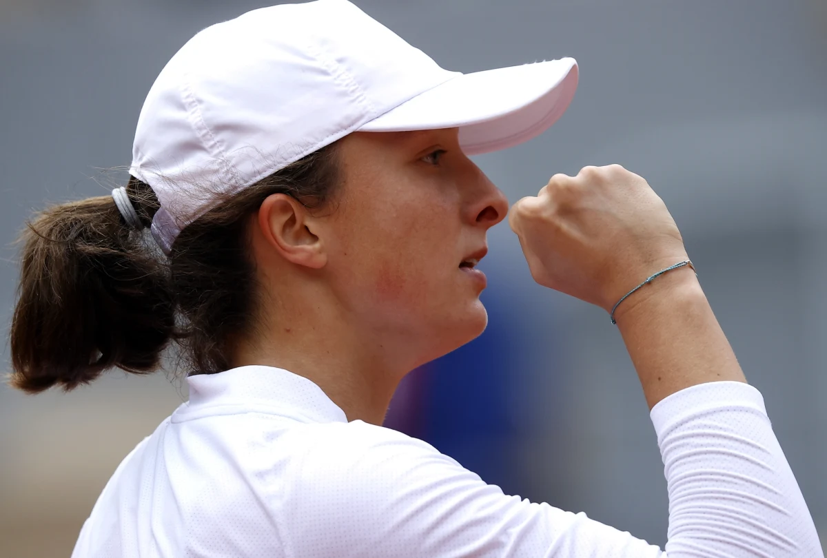 Sofia Kenin, triumfatorka tegorocznego Australian Open, będzie rywalką Igi Świątek w sobotnim finale wielkoszlemowego turnieju French Open w Paryżu. Rozstawiona z "czwórką" Amerykanka w półfinale pokonała Czeszkę Petrę Kvitovą (nr 7.) 6:4, 7:5. Wcześniej do pierwszego w karierze wielkoszlemowego finału awansowała 19-letnia Polka, która w półfinale wygrała z argentyńską kwalifikantką Nadią Podoroską 6:2, 6:1.