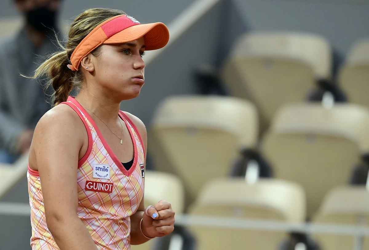 Sofia Kenin, triumfatorka tegorocznego Australian Open, będzie rywalką Igi Świątek w sobotnim finale wielkoszlemowego turnieju French Open w Paryżu. Rozstawiona z "czwórką" Amerykanka w półfinale pokonała Czeszkę Petrę Kvitovą (nr 7.) 6:4, 7:5. Wcześniej do pierwszego w karierze wielkoszlemowego finału awansowała 19-letnia Polka, która w półfinale wygrała z argentyńską kwalifikantką Nadią Podoroską 6:2, 6:1.