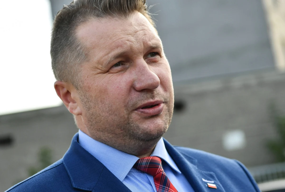 ​Przemysław Czarnek w minioną sobotę złożył wizytę babci, przebywającej w szpitalu w Lublinie. Został tam wpuszczony mimo zakazu odwiedzin. Dwa dni później poinformował, że jest zakażony koronawirusem. Jak podaje "Gazeta Wyborcza", 90 proc. pacjentów tego oddziału obecnie choruje na Covid-19. Szpital i sam Czarnek zapewniają, że nie był on źródłem zakażeń. 