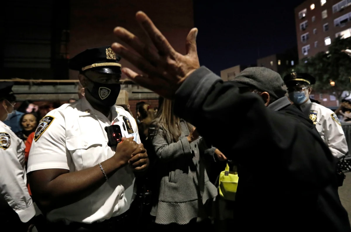 Kolejny protest ortodoksyjnych Żydów na nowojorskim Brooklynie przeciw restrykcjom narzuconym z powodu rozszerzenia pandemii. Tłum pobił politycznego reportera pisma "Jewish Insider".