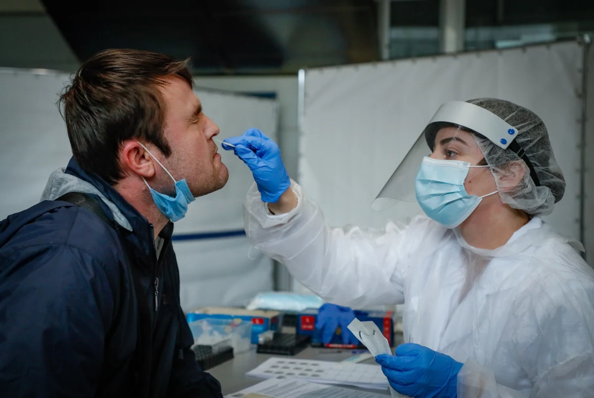 Lekarz może zlecić badanie w kierunku wirusa SARS-CoV-2, gdy w jego przekonaniu są ku temu wskazania – zakłada rozporządzenie ministra zdrowia. Pacjent nie musi mieć czterech objawów jednocześnie, takich jak gorączka, duszność, kaszel i utrata węchu lub smaku.