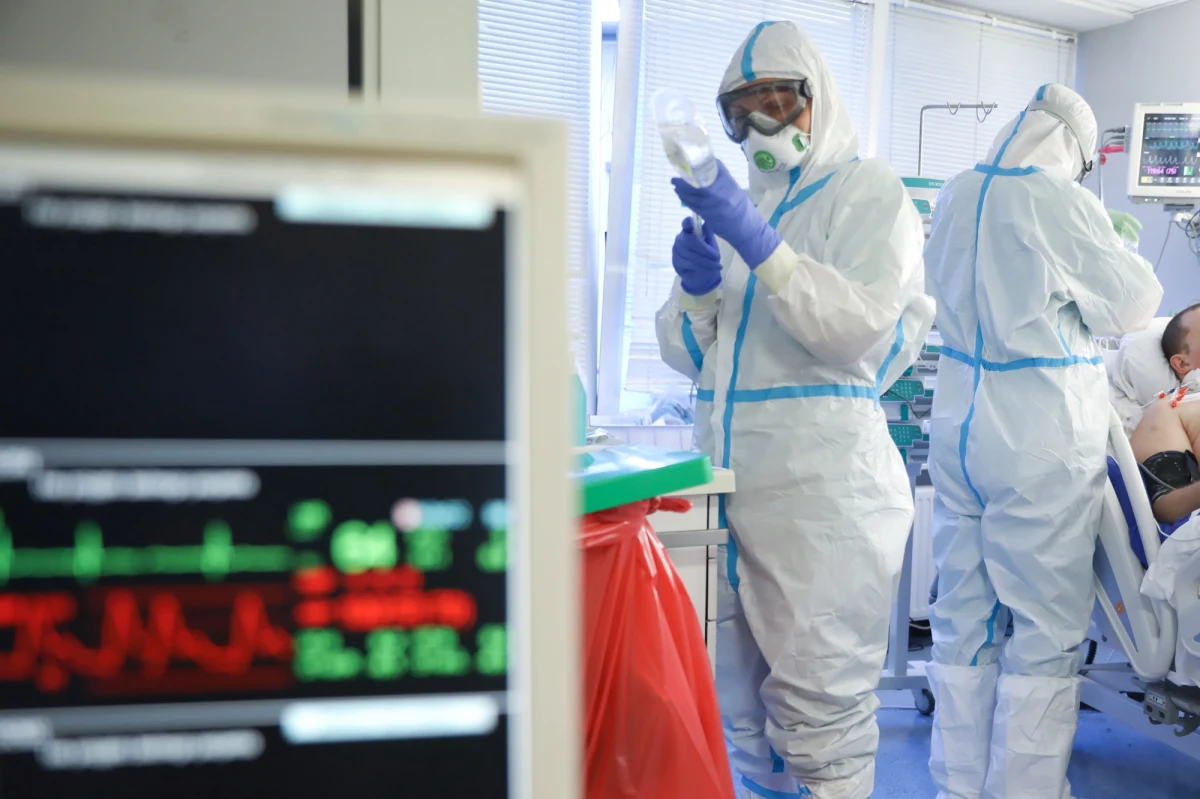 Ministerstwo Zdrowia poinformowało o 4739 nowych przypadkach zakażenia koronawirusem - to najwyższa liczba dobowych zakażeń od początku wybuchu pandemii w Polsce. Nie żyją 52 osoby. Najwięcej nowych przypadków jest w Małopolsce - aż 724. Wykonano o ponad połowę mniej testów niż dobę wcześniej. Bilans pandemii koronawirusa w Polsce to 116 338 zarażonych. Zmarło 2919 z nich.