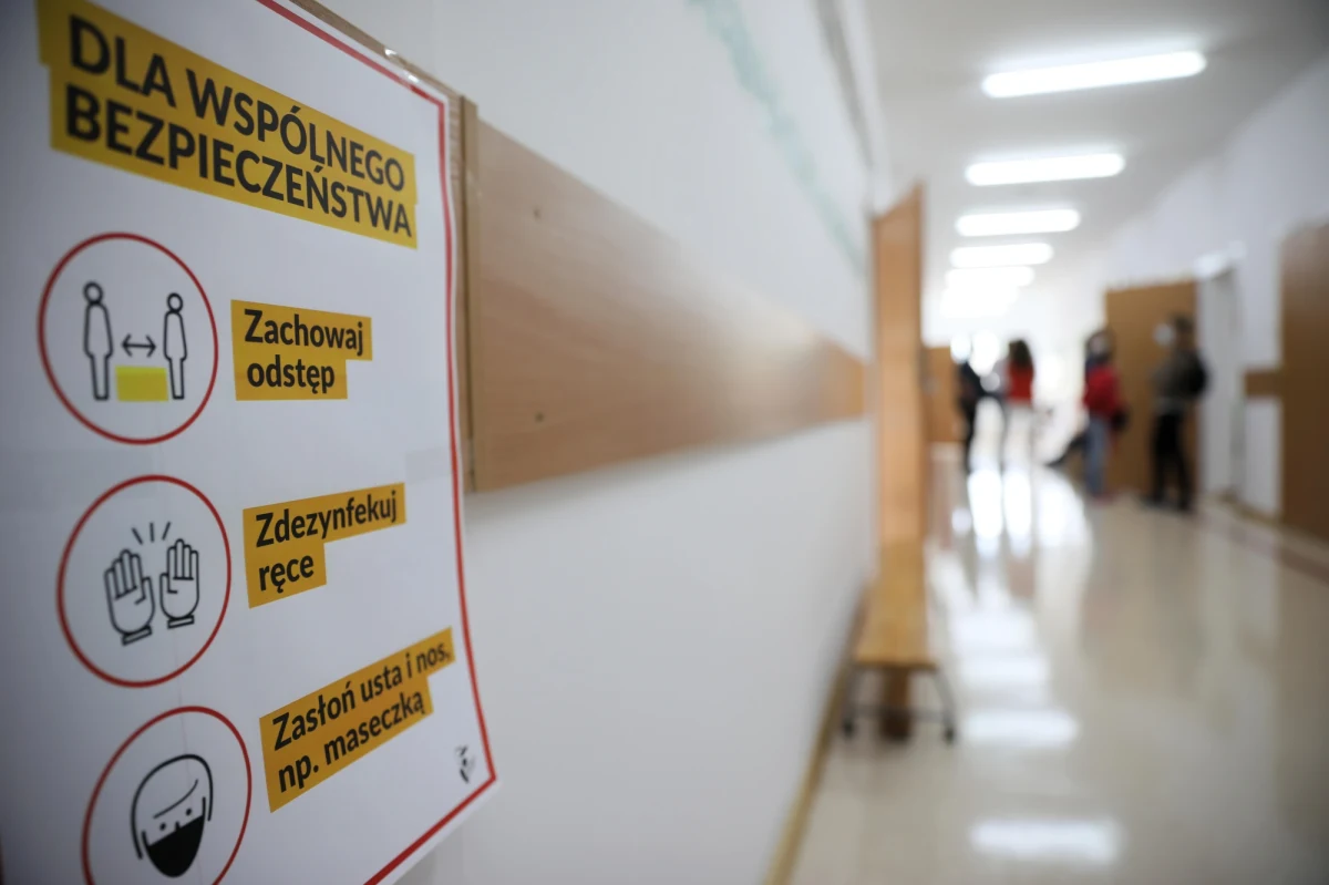 W polskich szkołach ma powrócić edukacja zdalna. Na początek w klasach najstarszych. Taki w tym momencie jest rządowy plan - ustalili nieoficjalnie dziennikarze RMF FM. Wczoraj premier oficjalnie zasygnalizował, że w szkołach i na uczelniach pojawią się ograniczenia.