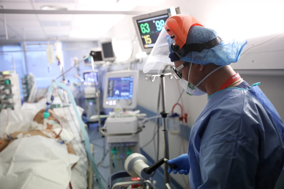 Dzisiaj zostanie podpisana umowa przez Polskę w zakresie zaopatrzenia naszego kraju w lek remdesivir. Myślę, że informację przedstawi premier wraz z ministrem zdrowia – zapowiedział rzecznik prasowy Ministerstwa Zdrowia Wojciech Andrusiewicz. ​Remdesivir to lek przeciwwirusowy wcześniej stosowanego w walce m.in. z chorobą ebola, a obecnie wykorzystywany w terapii pacjentów chorych na Covid-19 w ciężkim stanie. Polscy lekarze alarmują, że leku brakuje w szpitalach.