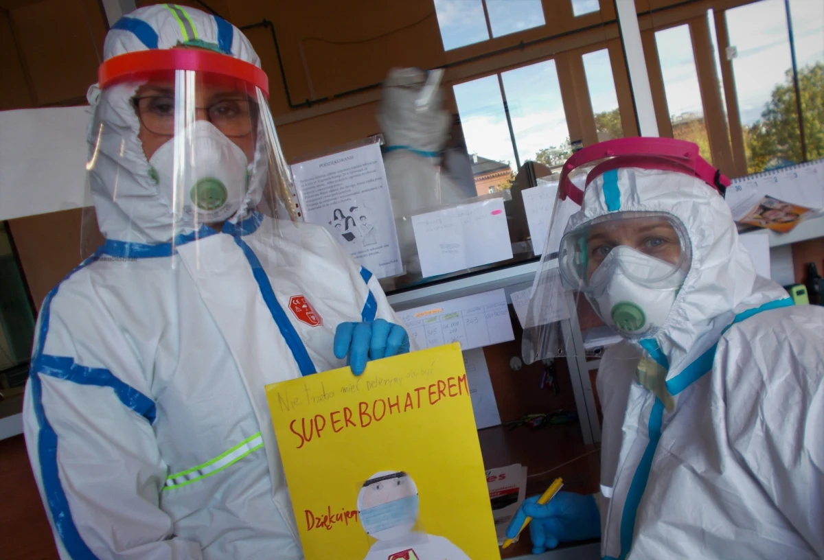 Przemysław Gliklich, prezes Szpitala Miejskiego nr 4 w Gliwicach, w którym przebywa blisko 70 pacjentów chorych na Covid-19, poinformował, że placówka nie ma już miejsc dla kolejnych zakażonych. Problemy z wolnymi łóżkami mają także inne lecznice na Śląsku - Szpital Śląski w Cieszynie i Szpital Specjalistyczny w Tychach. 