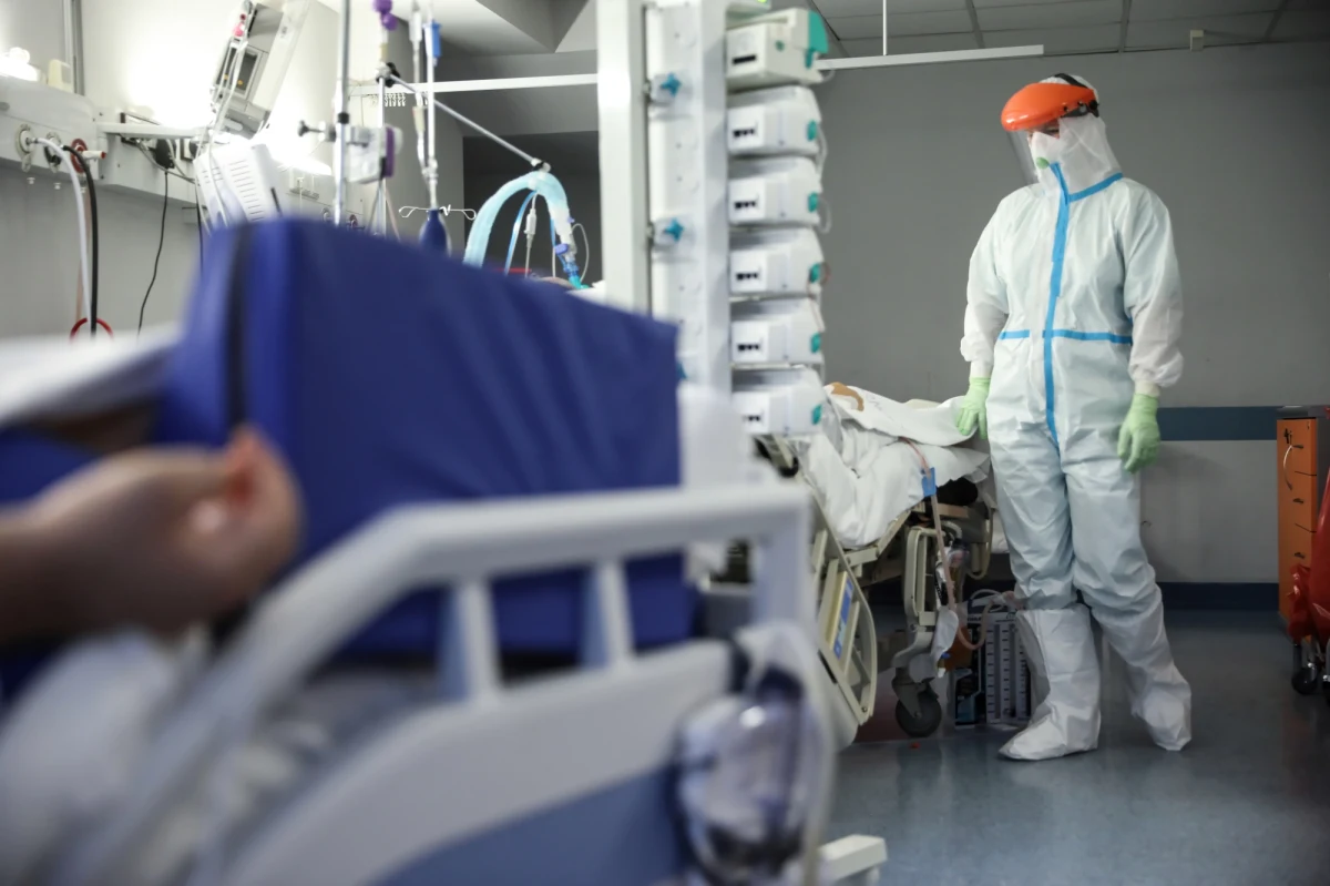 „W naszych rękach jest to, czy za dwa tygodnie  nie zabraknie nam respiratorów” – przekonywał w Popołudniowej rozmowie w RMF FM prof. Radosław Owczuk. Konsultant Krajowy w dziedzinie anestezjologii i intensywnej terapii był pytany o to, czy jego zdaniem może dojść do sytuacji, kiedy lekarze będą musieli wybierać kogo podłączyć do respiratora, a kogo nie. „Bardzo liczę na to, że do tego nie dojdzie, ale takiej sytuacji – mówiąc uczciwie – nie można wykluczyć” – odpowiedział profesor.