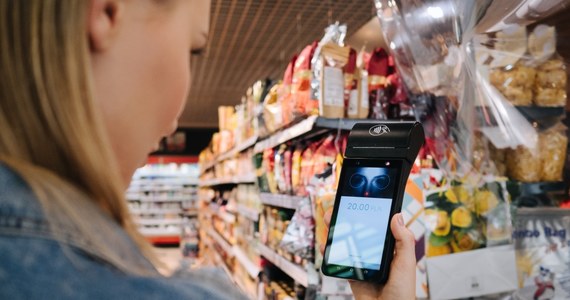 Nie musimy mieć przy sobie karty, gotówki, czy telefonu. Wystarczy spojrzeć na specjalny terminal płatniczy. Nowatorskie rozwiązanie opracowało jedno z wrocławskich przedsiębiorstw. Płacić w taki sposób można już w ponad 60 miejscach. "Jesteśmy świadkami rewolucji, bo tak naprawdę coś, o czym mówiło się od lat albo mogliśmy oglądać to na przykład tylko w kinie, zaczęliśmy realizować w praktyce" - powiedział w rozmowie z reporterem RMF FM Pawłem Pyclikiem, Stefan Augustyn z firmy Pay Eye.