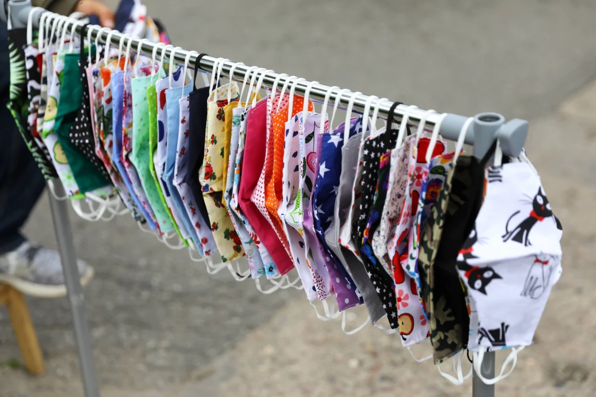 Tkaninowe maseczki mogą być porównywalnie skuteczne w ochronie przed koronawirusem jak maseczki chirurgiczne pod warunkiem, że są regularnie prane w pralce w temperaturze co najmniej 60 stopni Celsjusza. Pranie ręczne nie wystarczy i może sprawić, że maseczki tkaninowe zwiększą zagrożenie zakażeniem. Takie wyniki nowej analizy danych sprzed kilku lat publikują na łamach czasopisma "BMJ Open" naukowcy Kirby Institute University of New South Wales w Sydney. 