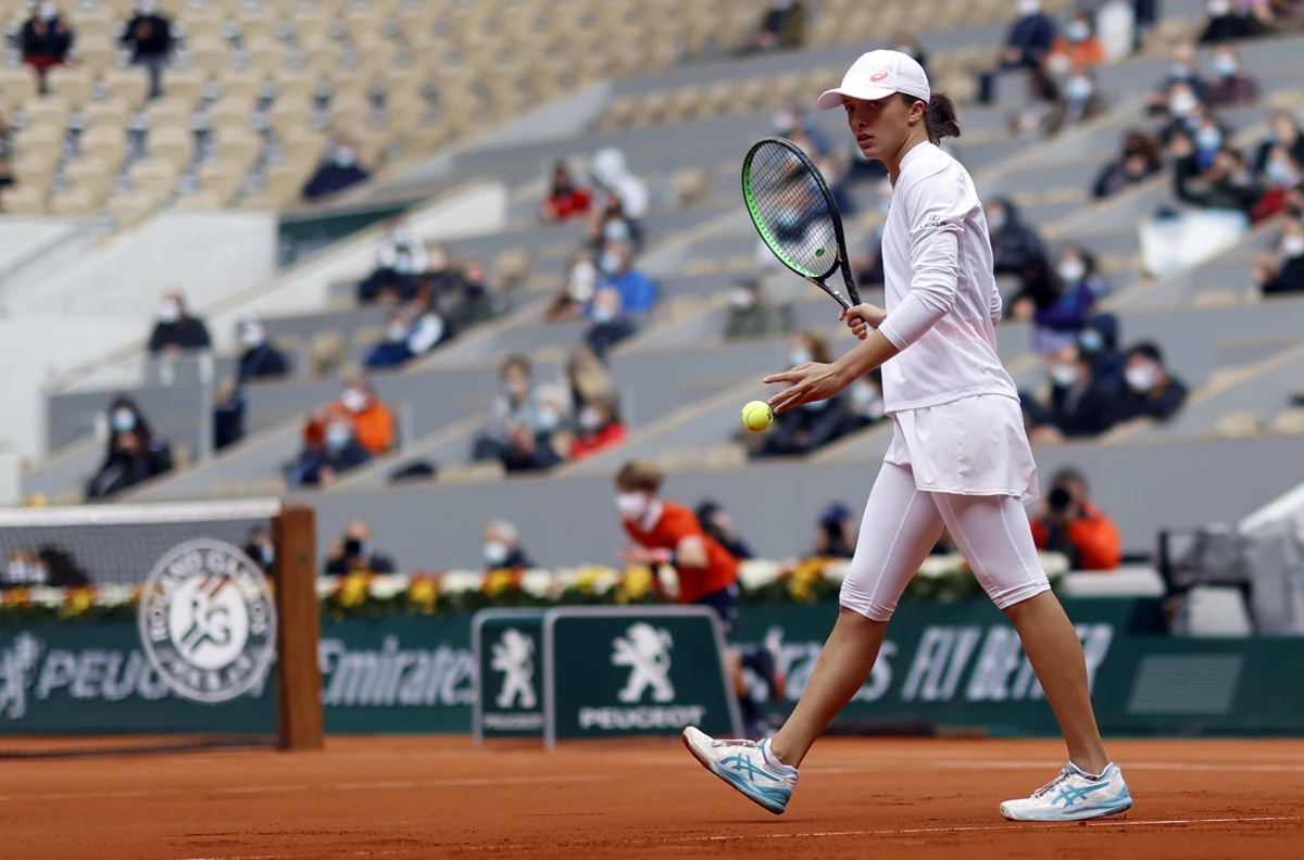 Piątkowy półfinał debla w wielkoszlemowym French Open z udziałem Igi Świątek trwał dwie i pół godziny. Mimo to 19-letnia tenisistka z Polski nie obawia się negatywnych konsekwencji. "Nie sądzę, by miało to wpływ na jutrzejszy finał singla" - zaznaczyła. Świątek w drodze do decydującego meczu w grze pojedynczej nie straciła seta, rywalkom oddała łącznie tylko 23 gemy, a zajęło jej to siedem godzin. Piątkowy półfinał trwał dwie i pół godziny.