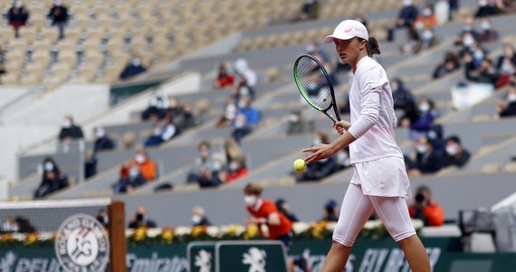 Piątkowy półfinał debla w wielkoszlemowym French Open z udziałem Igi Świątek trwał dwie i pół godziny. Mimo to 19-letnia tenisistka z Polski nie obawia się negatywnych konsekwencji. "Nie sądzę, by miało to wpływ na jutrzejszy finał singla" - zaznaczyła. Świątek w drodze do decydującego meczu w grze pojedynczej nie straciła seta, rywalkom oddała łącznie tylko 23 gemy, a zajęło jej to siedem godzin. Piątkowy półfinał trwał dwie i pół godziny.