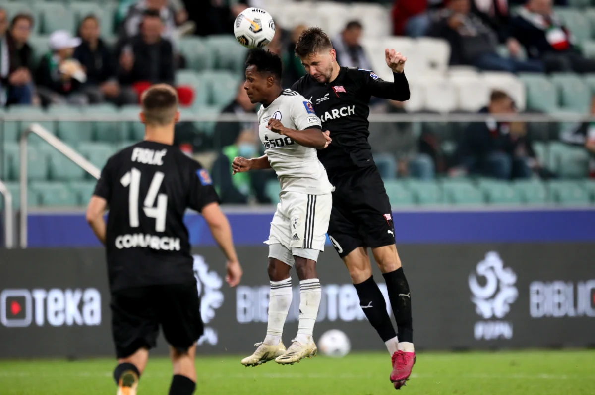 Cracovia z piłkarskim Superpucharem Polski! Ekipa spod Wawelu pokonała Legię Warszawa po rzutach karnych: po 90 minutach gry na tablicy wyników przy Łazienkowskiej widniał bezbramkowy remis, a w serii "jedenastek" skuteczniejsi (5-4) okazali się krakowianie. Tym samym piąty rok z rzędu w pojedynku o Superpuchar mistrzowie kraju muszą uznać wyższość zdobywców Pucharu Polski.