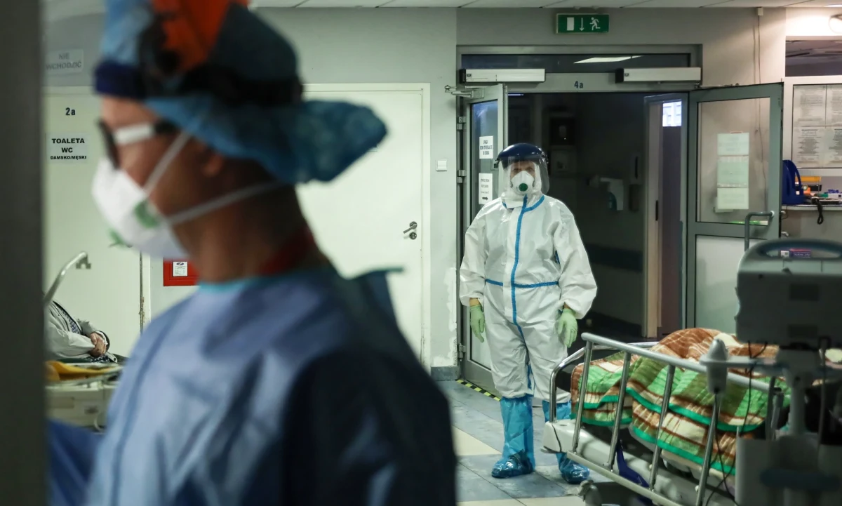 Ministerstwo Zdrowia poinformowało o 5300 nowych przypadkach zakażenia koronawirusem. To kolejny rekord zakażeń w Polsce. Zmarły kolejne 53 osoby. Bilans pandemii koronawirusa w Polsce to 121 638 zarażonych i 2972 zgonów.