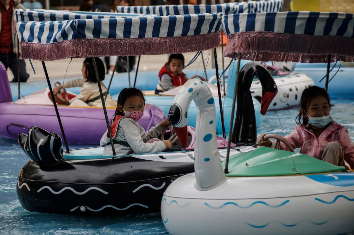 Im dziecko jest młodsze, tym łatwiej zakaża innych koronawirusem. Najbardziej rozsiewają SARS-CoV-2 maluchy w wieku poniżej 4. roku życia, wynika z analiz Europejskiego Centrum ds. Zapobiegania i Kontroli Chorób (ECDC).