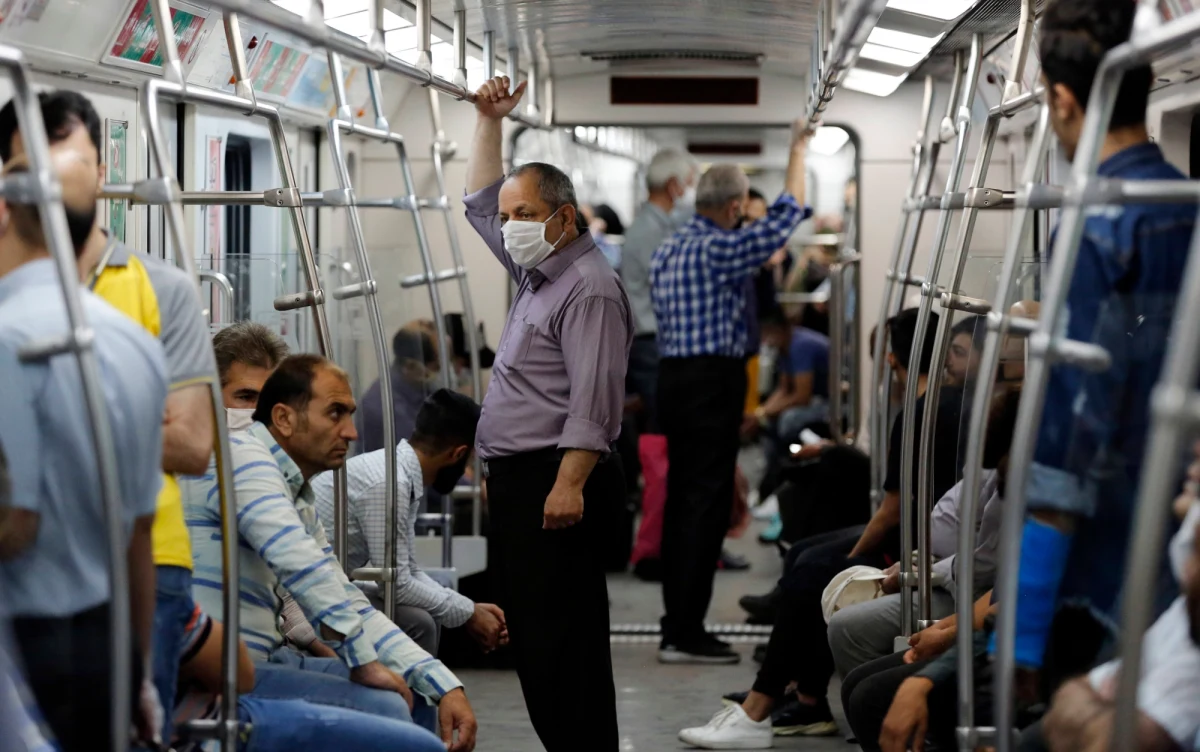 ​Na jednej ze stacji metra w zachodniej części Teheranu doszło w sobotę przed południem do pożaru - podała prorządowa irańska agencja Mehr. Brak doniesień o ofiarach czy uszkodzeniu taboru - pisze Reuters. Pożar poprzedziła eksplozja - wskazuje ta agencja.