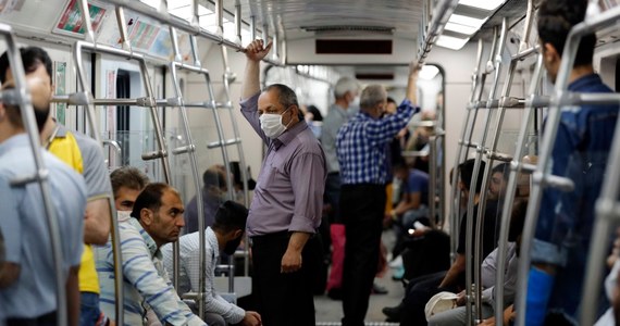 ​Na jednej ze stacji metra w zachodniej części Teheranu doszło w sobotę przed południem do pożaru - podała prorządowa irańska agencja Mehr. Brak doniesień o ofiarach czy uszkodzeniu taboru - pisze Reuters. Pożar poprzedziła eksplozja - wskazuje ta agencja.