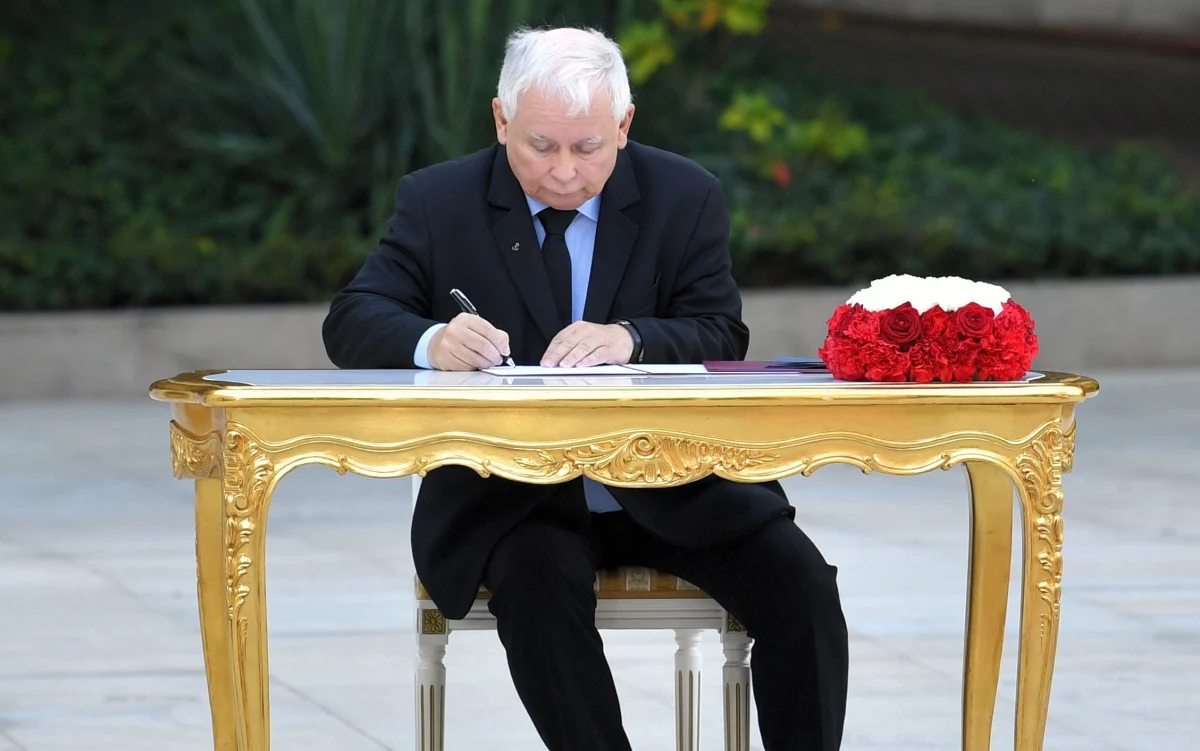 Znamy nazwę, skład i zadania rządowego komitetu, którym pokieruje Jarosław Kaczyński. Komitetowi ds. Bezpieczeństwa Narodowego i Spraw obronnych będą podlegać ministrowie obrony, sprawiedliwości, spraw wewnętrznych, koordynator służb specjalnych oraz szef ministerstwa spraw zagranicznych. Przed północą opublikowano w tej sprawie odpowiednie zarządzenie. 