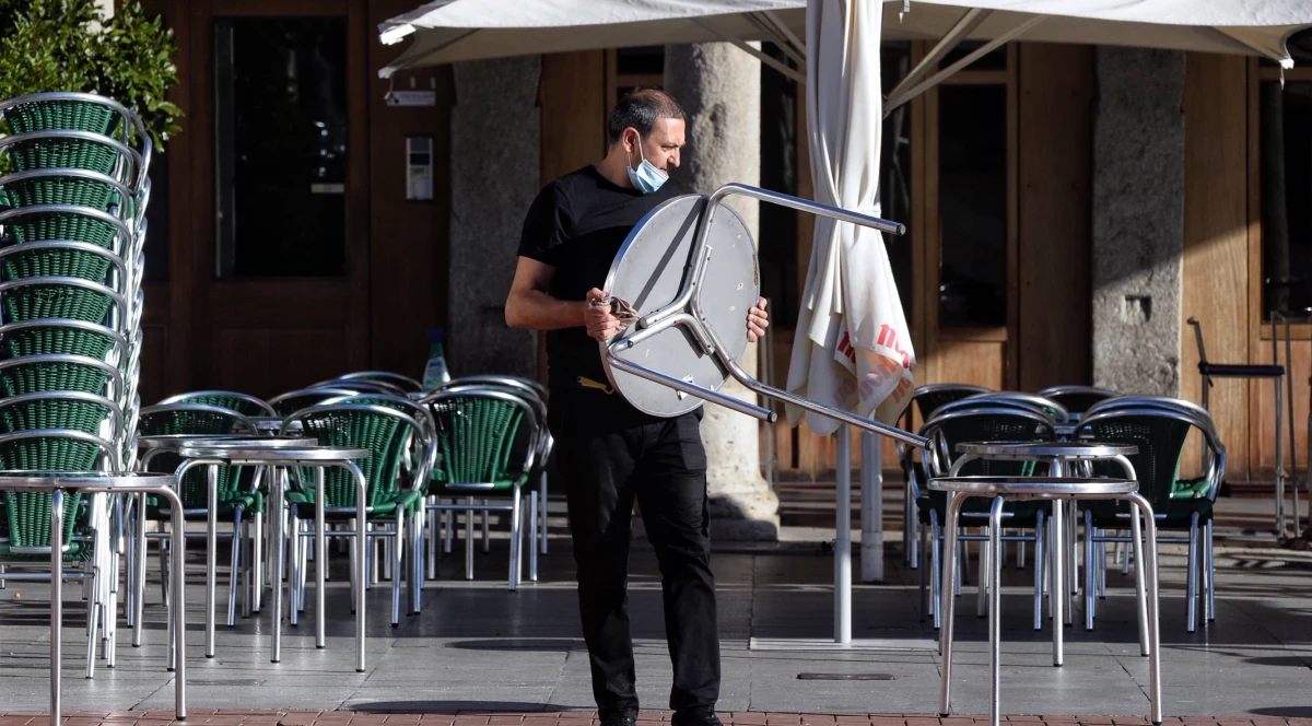 Jednym z dotkliwych skutków pandemii w Hiszpanii jest bezrobocie wśród młodych - 44 proc. bezrobotnych nie przekroczyło 25 lat. To najwięcej, po Grecji, w UE i trzykrotnie więcej od średniej unijnej, wynoszącej 17,6 proc. - pisze gazeta "20minutos.es".