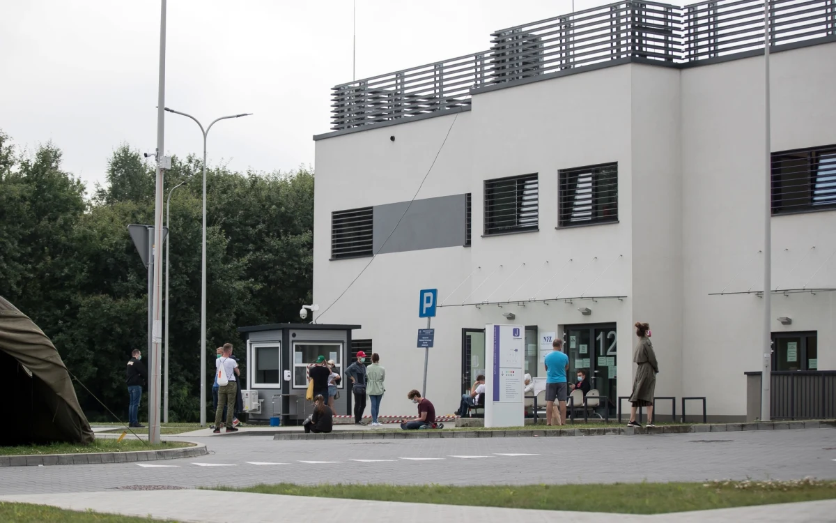 ​Szpital Uniwersytecki w Krakowie nie będzie leczył wyłącznie chorych z koronawirusem. Terapie ratujące życie nie zostaną przerwane, chodzi przede wszystkim o pacjentów onkologicznych - zapowiada w rozmowie z RMF FM wojewoda małopolski Łukasz Kmita.