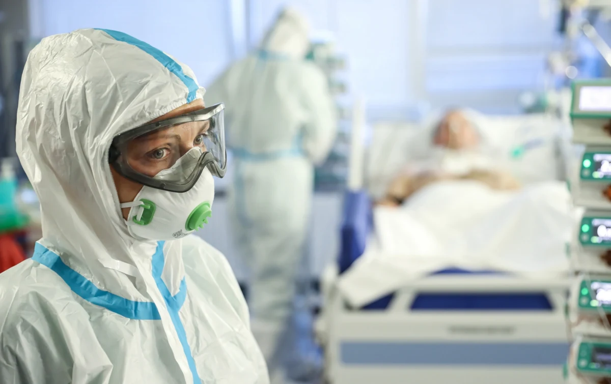 Przeprowadzone testy potwierdziły 104 przypadki zakażenia koronawirusem w jednym z zakładów meblarskich w Janikowie (Kujawsko-Pomorskie). Dochodzenie epidemiologiczne jeszcze się nie zakończyło.