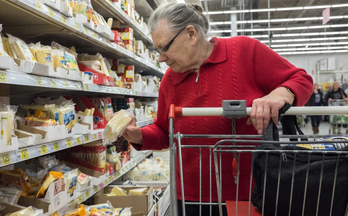 Rząd wprowadza tzw. godziny dla seniorów. Od godz. 10 do 12 w sklepach, aptekach i drogeriach zakupy będą mogły robić tylko osoby powyżej 60. roku życia.