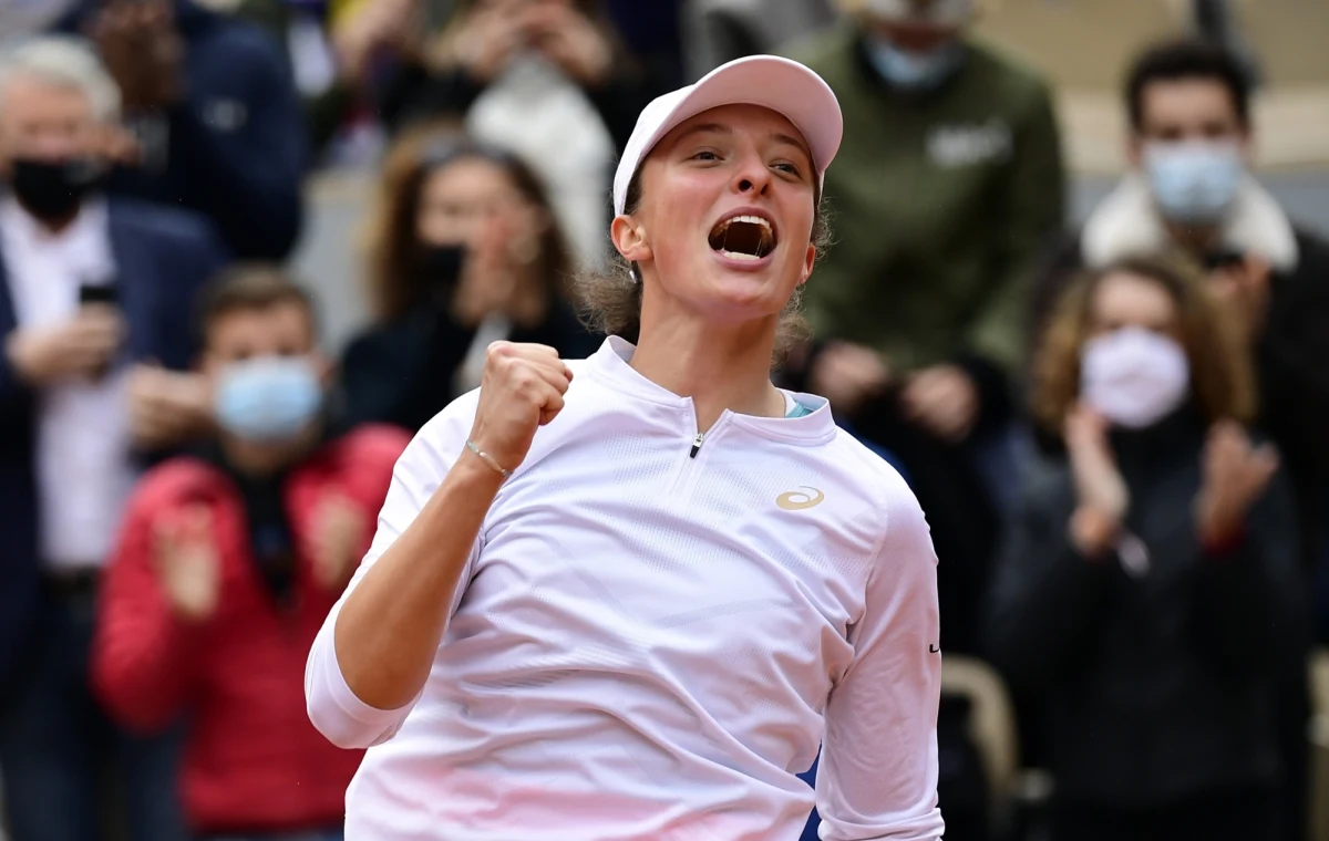 Iga Świątek wygrała finał French Open. Pokonała Sofię Kenin 6:4, 6:1. Polka została pierwszą w historii osobą z Polski z tytułem wielkoszlemowym w singlu. Iga Świątek w drodze po tytuł w wielkoszlemowym turnieju French Open nie straciła seta. W siedmiu meczach w tegorocznej edycji zmagań na kortach im. Rolanda Garrosa straciła łącznie zaledwie 28 gemów.