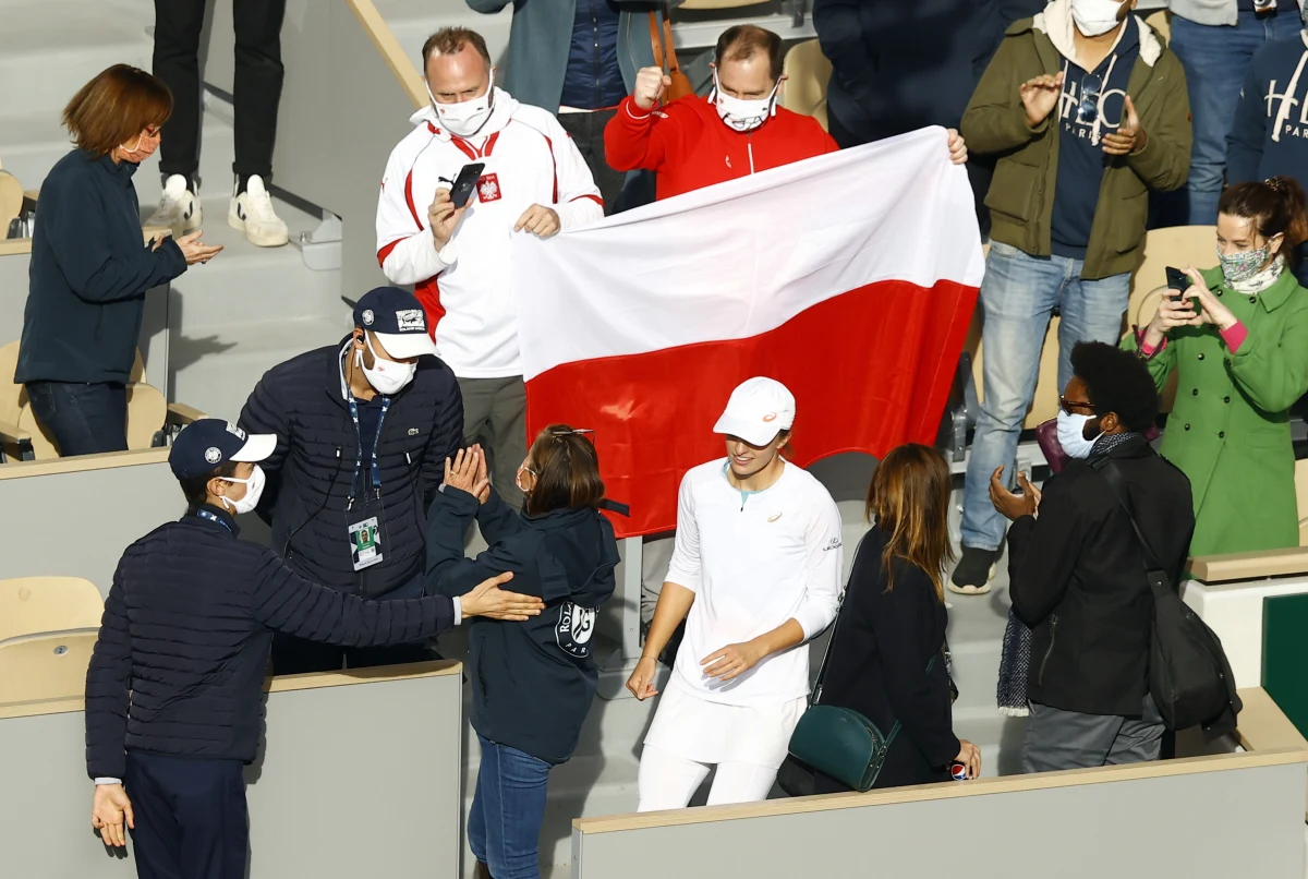 Iga Świątek mistrzynią wielkoszlemowego French Open. Polka w finale Rolanda Garrosa pokonała Sofię Kenin 6:4, 6:1. Iga Świątek początkowo nie wiedziała, jak opisać swoją radość po triumfie w wielkoszlemowym French Open. "To szaleństwo. Nie wiem, co się dzieje" - przyznała szczęśliwa 19-latka po odniesieniu historycznego w polskim tenisie sukcesu.